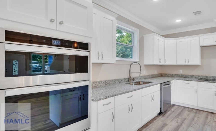 Open Concept Kitchen with an Island & Granite Coun