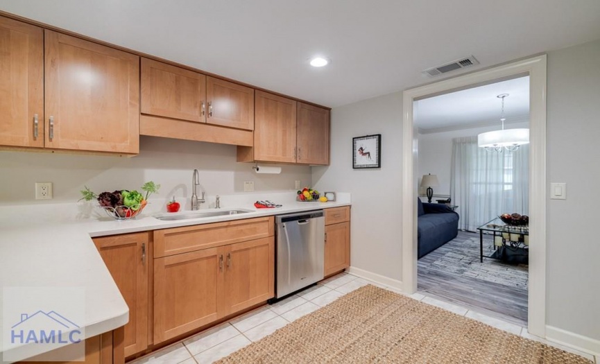 Gorgeous kitchen with maple cabinets and quartz co